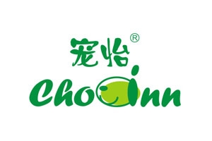 寵怡，是國內最早的寵物用品品牌之一，產品品項眾多，憑借著優(yōu)質、高效、實惠的產品深受廣大客戶歡迎，寵怡品牌更屢獲殊榮，曾榮獲“美容類”與“零食類”的年度最佳品牌。寵怡產品已包括寵物浴波、咬膠、零食、玩具、窩房箱包、清潔護理、營養(yǎng)保健、食具水具、繩帶項圈、寵物服飾、美容工具等十幾個系列，300多個品項。